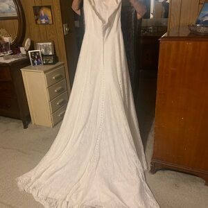 Chic Strapless White Wedding Gown